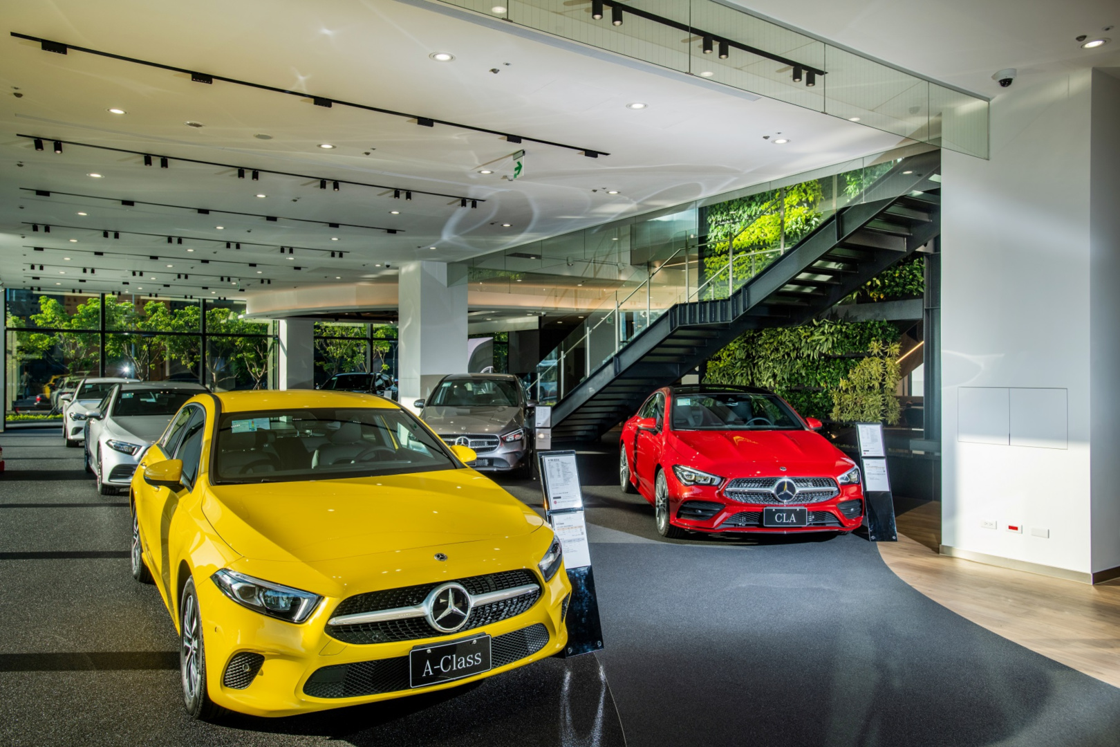 SMALL_圖5 全新中華賓士內湖旗艦級展示中心為台灣首座由德國 Mercedes-Benz 原廠指定之設計團隊 GRAFT GmbH 所企劃